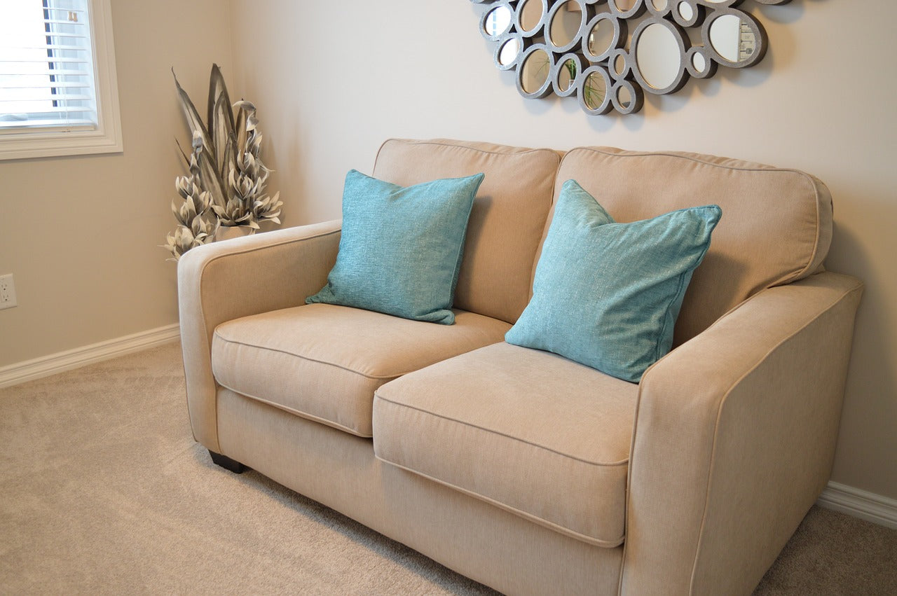 Guide complet : Comment décorer son canapé avec des coussins ?