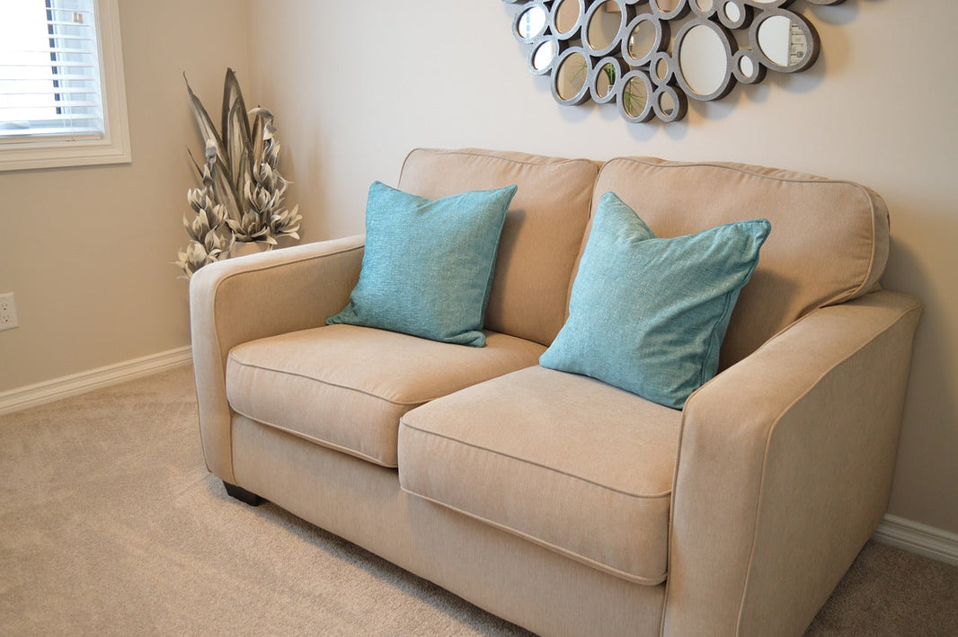 Guide complet : Comment décorer son canapé avec des coussins ?
